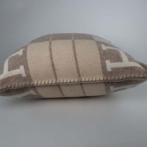 HERMES Wool Cashmere Avalon III Coco Camomille Small Square Pillow - Picture 4 of 11